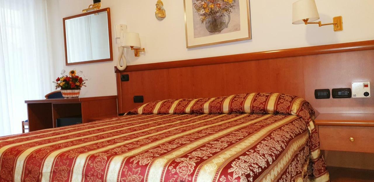 Hotel Ginevra Riccione Buitenkant foto
