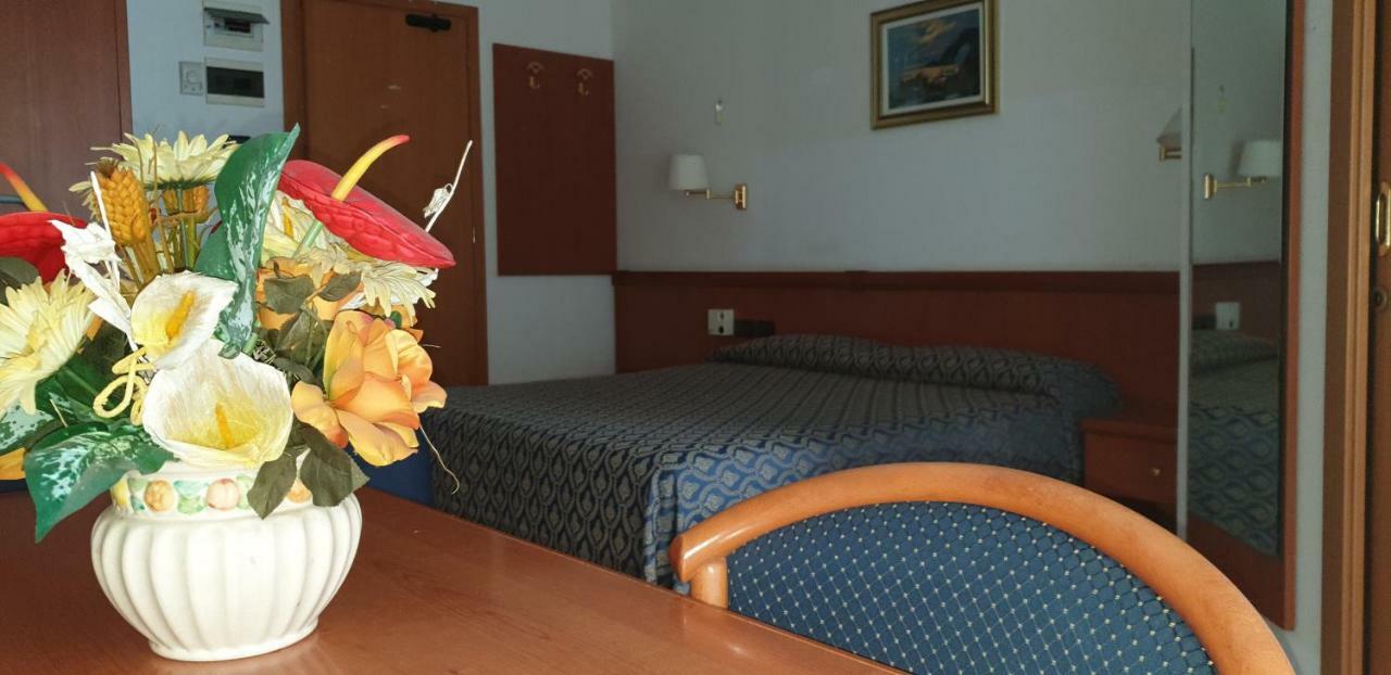 Hotel Ginevra Riccione Buitenkant foto